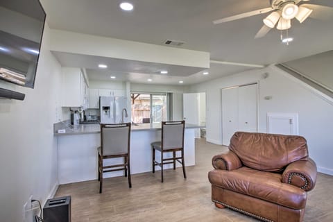 Comfy Bakersfield Townhome - Fire Pit & Patio Apartment in Bakersfield