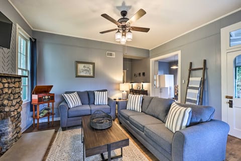 Cozy Eureka Springs Cottage, Walk to Dtwn! Cottage in Eureka Springs