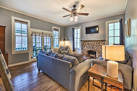 Cozy Eureka Springs Cottage, Walk to Dtwn! Cottage in Eureka Springs