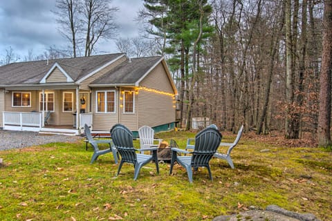 Beautiful Pocono Lake Cottage w/ Game Room! Cottage in Coolbaugh Township