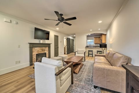 Chic Springdale Townhome Near Dining & Sports Copropriété in Johnson