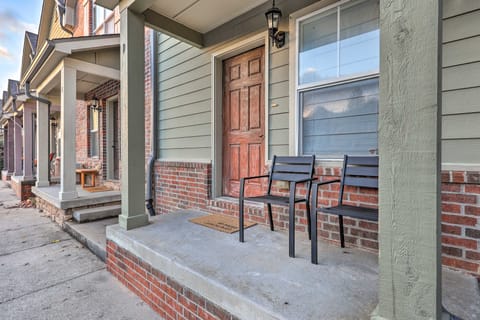 Chic Springdale Townhome Near Dining & Sports Condo in Johnson