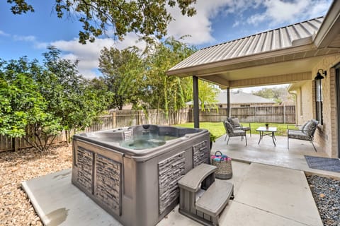 Fredericksburg Home w/ Hot Tub - 1 Mi to Dtwn House in Fredericksburg