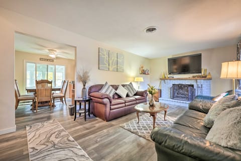 'Hedge House': Just 4 miles to Notre Dame! House in Granger