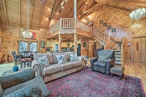 Grand Maggie Valley Cabin w/ Private Hot Tub! Maison in Maggie Valley