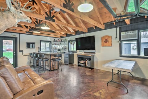Riverfront Zanesville Getaway w/ Private Bar! House in Ohio