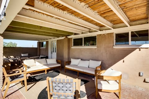 Spacious Tucson Retreat w/ Deck, Patio + Yard House in Tortolita