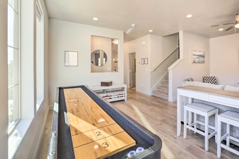 Washington Townhome w/ Game Room & Scooters! Apartment in Washington