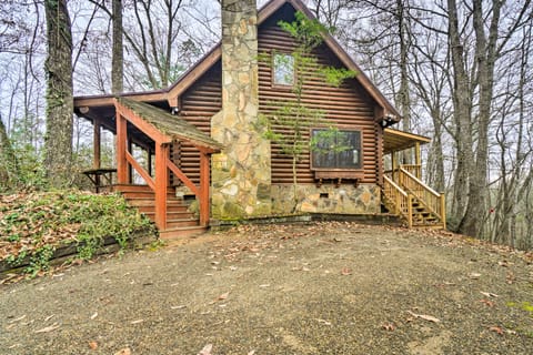 Gatlinburg Log Cabin w/ Hot Tub & Mountain Views! House in Pittman Center