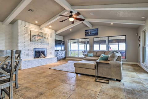 Canyon Lake Home: Hill Country & Water Views! Casa in Spring Branch