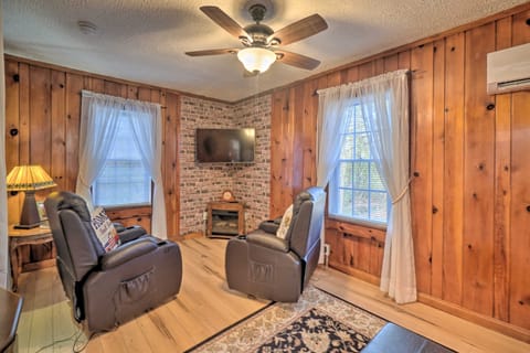 Cozy Knoxville Getaway ~ 8 Mi to Downtown! House in Knoxville