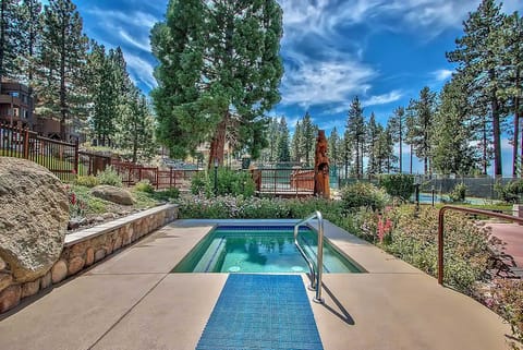 Tahoe Area Townhome ~ 2 Mi to Heavenly Mountain! Apartment in Round Hill Village