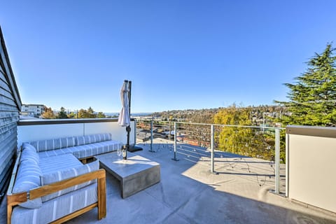 Sleek Seattle Home w/ Rooftop Patio & Views! Condo in Queen Anne
