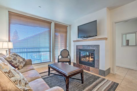 Resort-Style Condo w/ Lake Chelan & Mtn Views Apartment in Chelan (In Town)