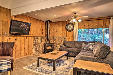Peaceful Twain Harte Cabin w/ Deck & Fishing! Casa in Twain Harte