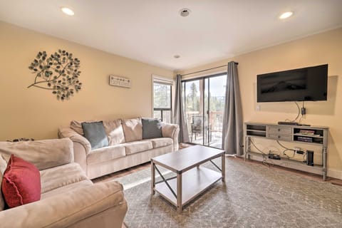 NEW! Cozy ‘Hogan Haus’ Condo < 3 Mi to Lake Tahoe! Apartment in Incline Village