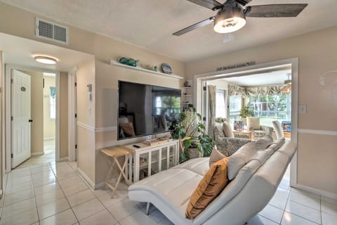 Port Charlotte Home on Canal: Beach Park 2 Mi Haus in Port Charlotte