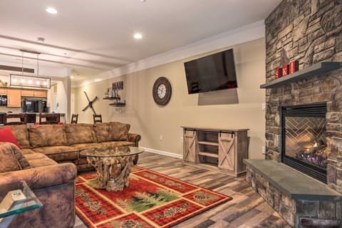 Relaxing Lincoln Condo w/ Fireplace & Shuttle Apartment in Woodstock