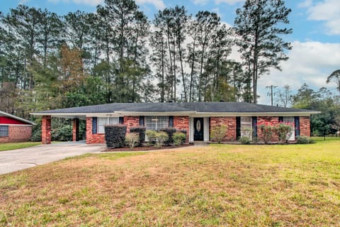 Bright Hinesville Home, 43 Mi to Savannah! House in Hinesville