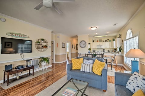 2 Mi to Beach: Pool-View Myrtle Beach Escape! Apartment in Carolina Forest