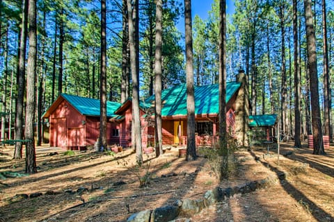 Modern Pinetop Cabin w/ Patio & Fire Pit! Casa in Pinetop-Lakeside