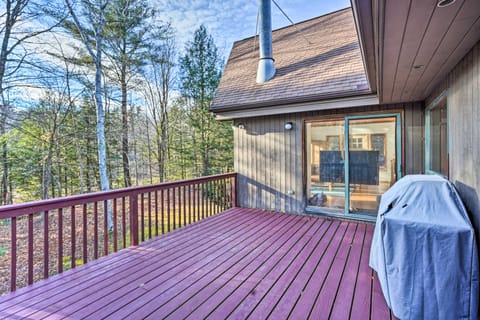 Berkshires Cabin 2 Mi to Appalachian Trail! House in Becket