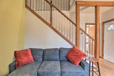 Cozy Westmont Home: Walk to Metra Station! Haus in Westmont
