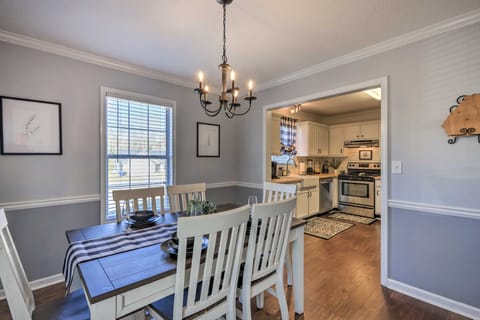 Charming Getaway w/ Grill: 2 Mi to Newnan Square! House in Newnan