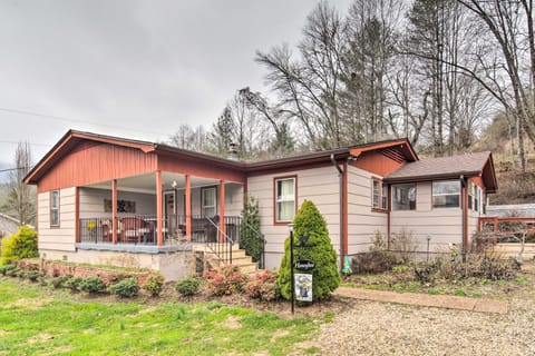 Horse Shoe Getaway - Porch, Grill & Fire Pit! House in Mills River