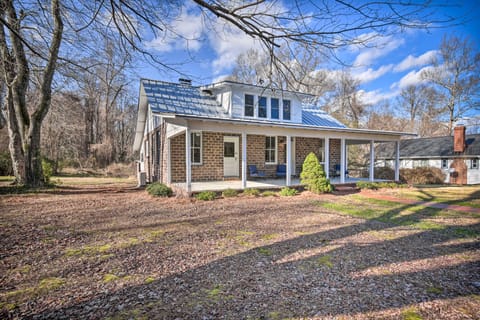 Radiant Gloucester House w/ Private Porch! Maison in Gloucester