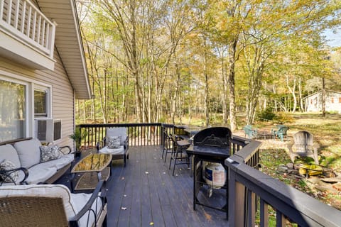 Pet-Friendly Pocono Lake Cabin w/ Hot Tub! House in Coolbaugh Township