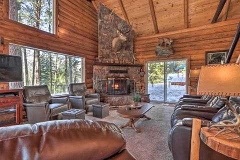 Cascade Cabin w/ Mountain View & River Access House in Valley County