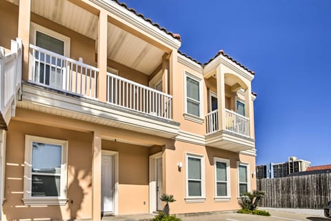 Texas Condo w/ Outdoor Pools - Walk to Beach! Apartment in South Padre Island