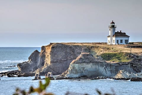 Cliffside Lighthouse Beach Home w/ Ocean View House in Oregon