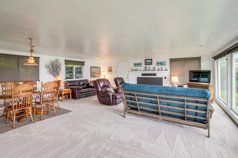 Cliffside Lighthouse Beach Home w/ Ocean View House in Oregon