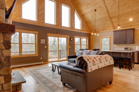 Spacious Cabin: 10 Mi to Sunday River Skiing! House in Newry