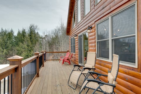 Spacious Cabin: 10 Mi to Sunday River Skiing! House in Newry