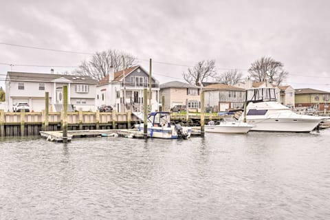 Island Park Couple's Escape ~ 1 Mi to Beach! House in Island Park