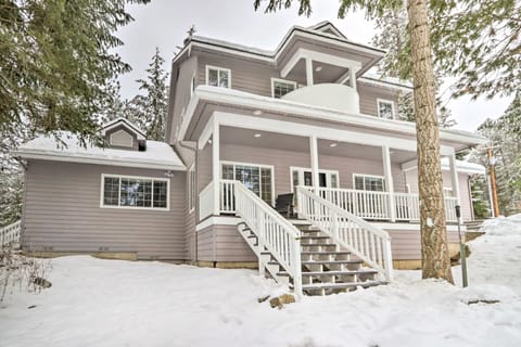 Crystal Bay Home w/ Fireplace & Nature Views! House in Post Falls
