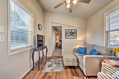 Cozy Rogers Home w/ Patio, Near Downtown! Casa in Rogers