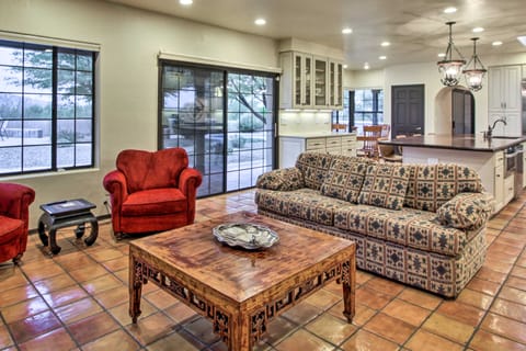 Pet-Friendly Tucson House w/ Private Pool! Casa in Tanque Verde