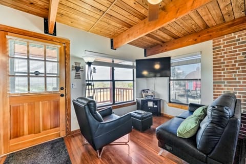 Pet-Friendly Fredericksburg Cabin w/ Hot Tub! House in Rio Grande