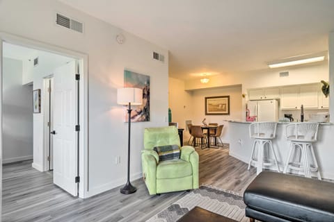 Airy Fort Myers Condo ~ 4 Mi to Beach! Apartment in Iona