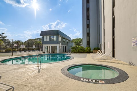 Updated Resort Condo, Walk to Myrtle Beach! Apartment in Myrtle Beach