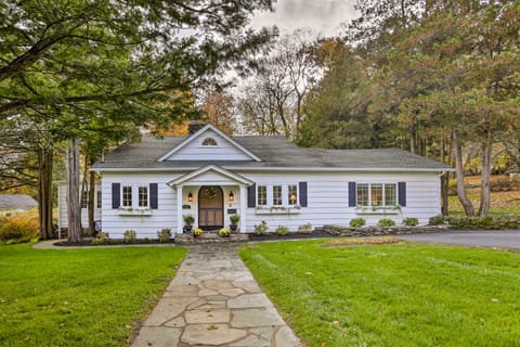 Historic Cornwall-On-Hudson Cottage w/ Deck! Cottage in Cornwall On Hudson