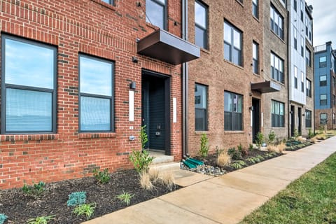 Ashburn Vacation Rental w/ Private Rooftop! Condo in Ashburn