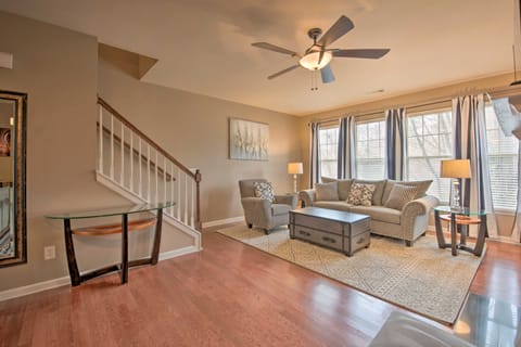 Pet-Friendly Kennesaw Townhome w/ Deck! Condo in Kennesaw