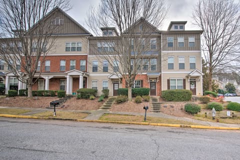 Pet-Friendly Kennesaw Townhome w/ Deck! Condo in Kennesaw