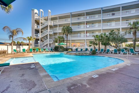 Galveston Retreat w/ Balcony & Gulf Views! Apartment in Galveston Island