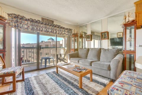 Galveston Retreat w/ Balcony & Gulf Views! Apartment in Galveston Island